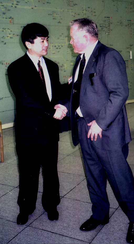 Commissioner John E. Love shakes hands with Former Washington Gov. Gary Locke at the bill signing of SSB 6675.